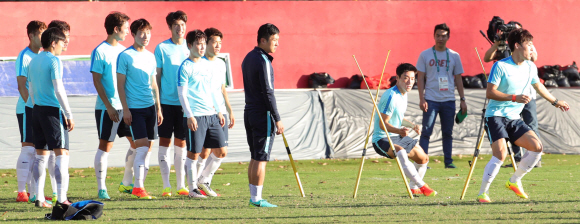 2016년 리우올림픽 남자축구 심상민, 이창민 등 선수들이 2일 오후(현지시간) 브라질 살바도르 마노엘 바라다스(Barradao) 경기장에서 피지컬 셔킷 트레이닝을 하고 있다.   살바도르=올림픽사진공동취재단