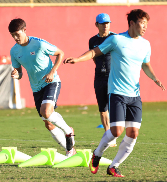 2016년 리우올림픽 남자축구 박용우, 황희찬이 2일 오후(현지시간) 브라질 살바도르 마노엘 바라다스(Barradao) 경기장에서 피지컬 셔킷 트레이닝을 하고 있다. 살바도르=올림픽사진공동취재단
