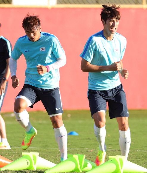 2016년 리우올림픽 남자축구 이찬동, 최규백이 2일 오후(현지시간) 브라질 살바도르 마노엘 바라다스(Barradao) 경기장에서 피지컬 셔킷 트레이닝을 하고 있다.  살바도르=올림픽사진공동취재단