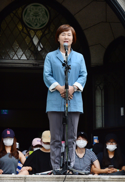 최경희 이화여자대학 총장이 3일 학교 본관 농성 현장을 찾아 평생교육 단과대인 ‘미래 라이프대학’ 설립 철회 결정을 발표하고 있다.   손형준 기자 boltagoo@seoul.co.kr