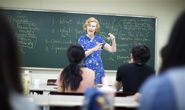 메리 터커 예일대 교수는 지난달 경희대에서 열린 국제협력하계 프로그램(GC)에 참가해 ‘우주 속으로 걷다’를 주제로 강의했다. 경희대 제공