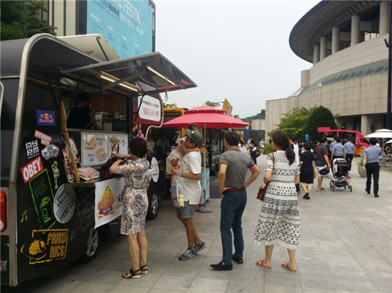 백석예술대학교 외식산업학부가 지난 7월 16일부터 외식산업학부가 예술의전당 오페라하우스 옆 광장에 푸드트럭을 오픈, 오는 9월 24일까지 운영한다. 사진=백석예술대 제공 