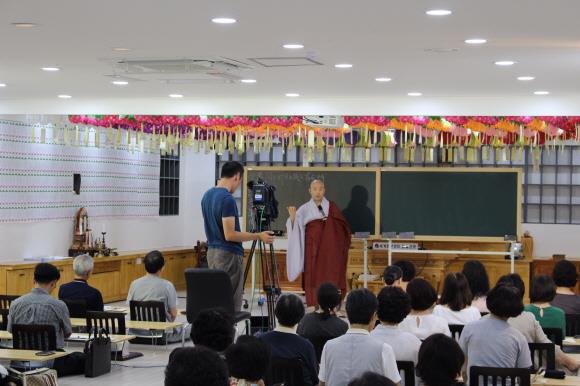 지난봄 참불선원이 처음 열어 큰 호응을 얻었던 ‘불교인문학 강좌’에서 선원장 각산 스님이 대중 앞에서 강의를 하고 있다. 참불선원 제공