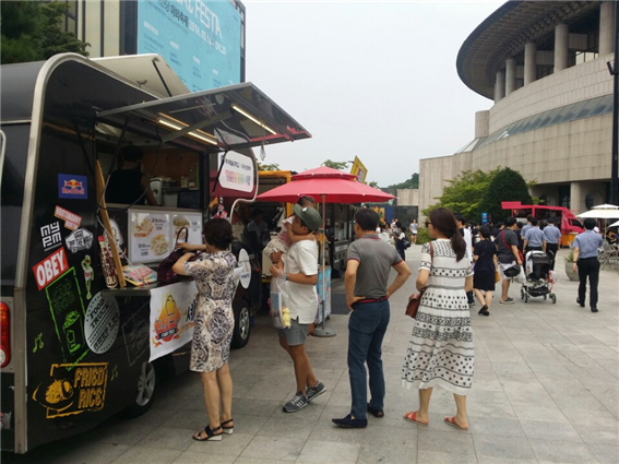 백석예술대학교 외식산업학부가 지난달 16일 서울 서초구 예술의전당 광장에 푸드트럭을 오픈했다. 푸드트럭은 다음달 24일까지 운영된다. 백석예술대 제공.