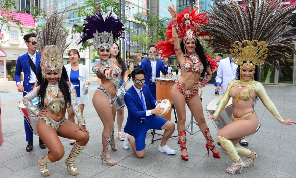 브라질 리우 올림픽 개막을 하루 앞 둔 5일 서울 서대문구 현대백화점 신촌점 유플렉스 앞에서 열린 ’현대백화점 삼바 카니발’행사에서 브라질 댄서들이 음악에 맞춰 춤을 추고 있다. 정연호 기자 tpgod@seoul.co.kr