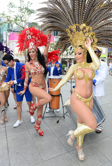 브라질 리우 올림픽 개막을 하루 앞 둔 5일 서울 서대문구 현대백화점 신촌점 유플렉스 앞에서 열린 ’현대백화점 삼바 카니발’행사에서 브라질 댄서들이 음악에 맞춰 춤을 추고 있다. 정연호 기자 tpgod@seoul.co.kr