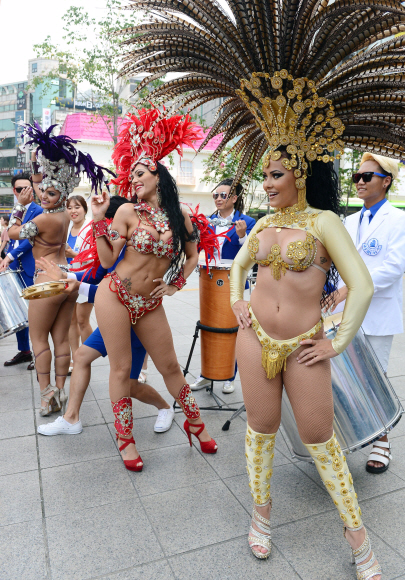 브라질 리우 올림픽 개막을 하루 앞 둔 5일 서울 서대문구 현대백화점 신촌점 유플렉스 앞에서 열린 ’현대백화점 삼바 카니발’행사에서 브라질 댄서들이 음악에 맞춰 춤을 추고 있다. 정연호 기자 tpgod@seoul.co.kr