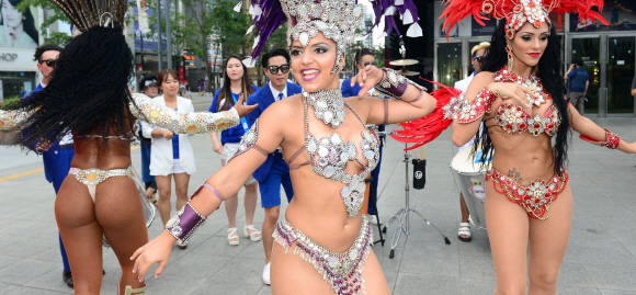 브라질 리우 올림픽 개막을 하루 앞 둔 5일 서울 서대문구 현대백화점 신촌점 유플렉스 앞에서 열린 ’현대백화점 삼바 카니발’행사에서 브라질 댄서들이 음악에 맞춰 춤을 추고 있다. 정연호 기자 tpgod@seoul.co.kr