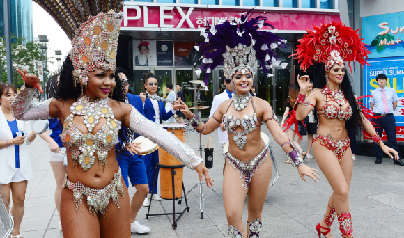 브라질 리우 올림픽 개막을 하루 앞 둔 5일 서울 서대문구 현대백화점 신촌점 유플렉스 앞에서 열린 ’현대백화점 삼바 카니발’행사에서 브라질 댄서들이 음악에 맞춰 춤을 추고 있다. 정연호 기자 tpgod@seoul.co.kr