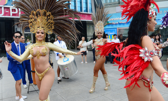브라질 리우 올림픽 개막을 하루 앞 둔 5일 서울 서대문구 현대백화점 신촌점 유플렉스 앞에서 열린 ’현대백화점 삼바 카니발’행사에서 브라질 댄서들이 음악에 맞춰 춤을 추고 있다. 정연호 기자 tpgod@seoul.co.kr