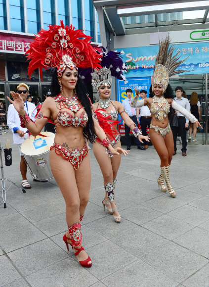 브라질 리우 올림픽 개막을 하루 앞 둔 5일 서울 서대문구 현대백화점 신촌점 유플렉스 앞에서 열린 ’현대백화점 삼바 카니발’행사에서 브라질 댄서들이 음악에 맞춰 춤을 추고 있다.  정연호 기자 tpgod@seoul.co.kr