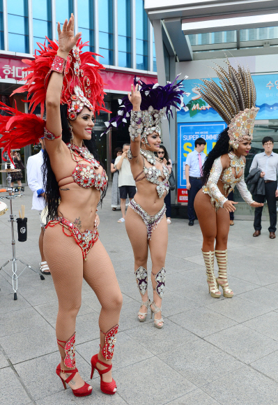 브라질 리우 올림픽 개막을 하루 앞 둔 5일 서울 서대문구 현대백화점 신촌점 유플렉스 앞에서 열린 ’현대백화점 삼바 카니발’행사에서 브라질 댄서들이 음악에 맞춰 춤을 추고 있다.  정연호 기자 tpgod@seoul.co.kr