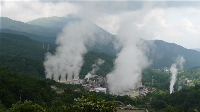 오이타현 내륙 구주산 중턱에 자리잡고 있는 일본 최대 지열발전소인 핫초바루 발전소의 냉각탑에서 터빈을 돌리고 남은 증기가 뿜어져 나오고 있다.