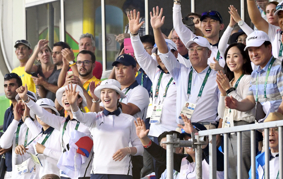 6일(현지시각) 브라질 리우 마라카낭 삼보드로무 양궁경기장에서 열린 리우 올림픽 남자 양궁단제전 에서 대한민국 남자 양궁팀의 금매달이 확정되자 여자 양궁 대표팀과 정의선 양궁협회 회장이 환호를 하고 있다. 리우데자네이루=올림픽사진공동취재단