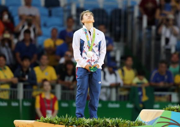 6일 오후(현지시간) 브라질 리우데자네이루 바하 올림픽파크 경기장에서 열린 여자유도 48kg 이하 결승 경기에서 은메달을 딴 정보경 선수가 은메달을 목에 걸고 아쉬운 듯 위를 바라보고 있다.  리우데자네이루=올림픽사진공동취재단