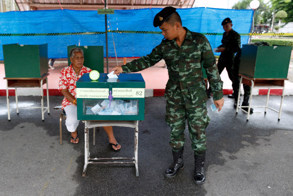 태국에서 헌법 개정 국민투표가 실시된 7일 현역 군인이 방콕의 병영에 설치된 투표소에서 한 표를 행사하고 있다. 방콕 EPA 연합뉴스
