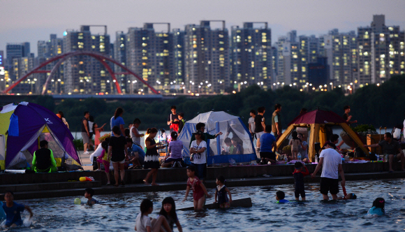 열대야가 계속되는 가운데 7일 서울 여의도 물빛광장은 밤늦은 시간에도 더위를 피해 나온 시민들로 붐비고 있다. 정연호 기자 tpgod@seoul.co.kr
