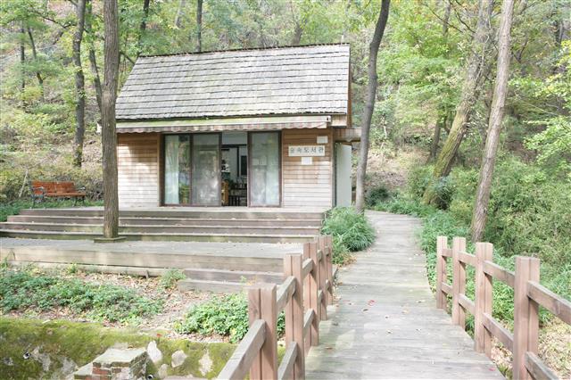 서울 관악구가 관악산 둘레길에 방치된 관리 초소를 고쳐 만든 ‘관악산 숲속 작은도서관’.<br>관악구 제공