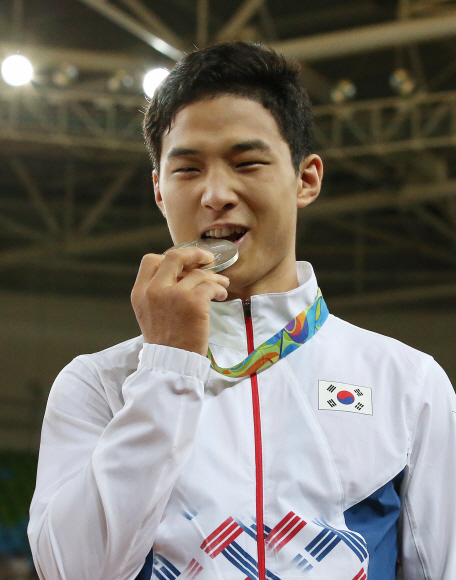 안바울이 목에 건 은메달을 깨물어 보이며 기뻐하고 있다.<br>리우데자네이루 올림픽사진공동취재단