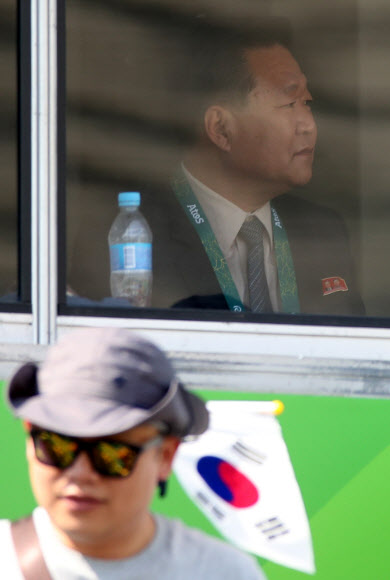최룡해 북한 노동당 중앙위원회 부위원장이 9일 오전(현지시간) 브라질 리우데자네이루 삼보드로무 경기장에서 열린 북한 강은주의 여자양궁 개인전 32강 경기를 관전하던 중 태극기를 머리에 꽂은 한국 응원단이 앞으로 지나가자 고개를 돌리고 있다. 연합뉴스