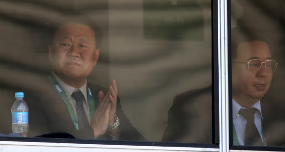 최룡해 북한 노동당 중앙위원회 부위원장이 9일 오전(현지시간) 브라질 리우데자네이루 삼보드로무 경기장에서 열린 북한 강은주의 여자양궁 개인전 32강 경기를 관전하며 박수를 치고 있다.  연합뉴스