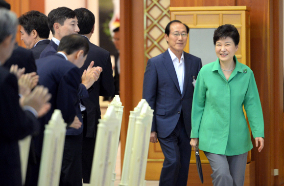 박근혜 대통령이 10일 청와대에서 열린 제2차 과학기술전략회의에 참석을 위해 입장하고 있다. 박 대통령 뒤는 이원종 비서실장. 안주영 기자 jya@seoul.co.kr