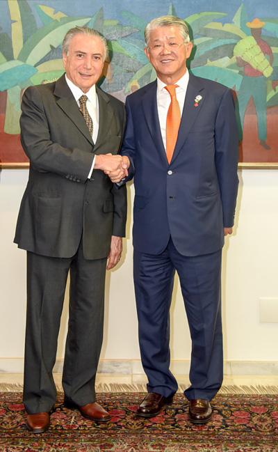 미셸 테메르(왼쪽) 브라질 대통령 권한대행과 악수하는 최신원 SK네트웍스 회장.
