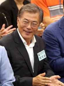 문재인 전 대표가 대의원 명찰을 달고 박수를 치고 있는 모습. 연합뉴스