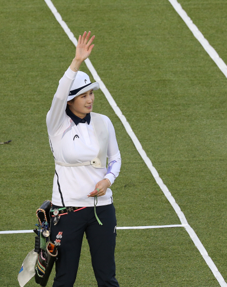 11일 오후(현지시간) 리우데자네이루 마라카낭 삼보드로무에서 열린 여자 양궁 개인전에서 기보배가 동메달을 획득했다. 관중석을 향해 손을 흔들고 있다./2016.8.11/리우데자네이루=올림픽사진공동취재단