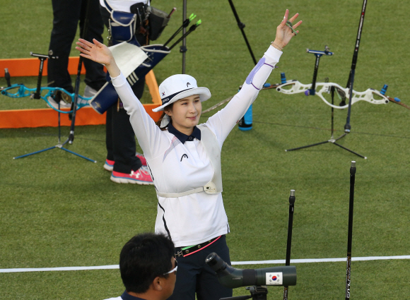 11일 오후(현지시간) 리우데자네이루 마라카낭 삼보드로무에서 열린 여자 양궁 개인전에서 기보배가 동메달을 획득했다. 관중석을 향해 손을 흔들고 있다./2016.8.11/리우데자네이루=올림픽사진공동취재단