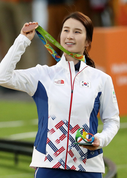 양궁대표팀 기보배 선수가 11일 오후(현지시간) 브라질 리우데자네이루 마라카낭 삼보드로무 양궁장에서 열린 2016 리우올림픽 양궁 여자 개인전 시상식에서 동메달을 들어보이고 있다. /2016.8.11/리우데자네이루=올림픽사진공동취재단