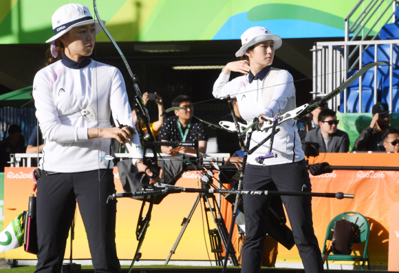 여자양궁 대표팀 장혜진(왼쪽)과 기보배가 11일 오후(현지시간) 브라질 리우데자네이루 마라카낭 삼보드로무 양궁장에서 열린 2016 리우 올림픽 양궁 여자 개인전 준결승전에서 경기를 펼치고 있다. 장혜진이 승리하며 결승에 진출했다. /2016.8.11/리우데자네이루=올림픽사진공동취재단