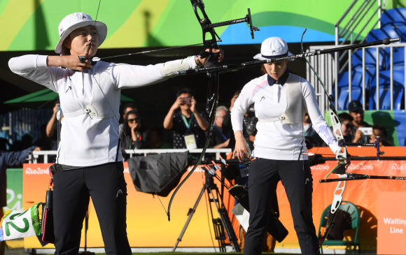 여자양궁 대표팀 장혜진(왼쪽)과 기보배가 11일 오후(현지시간) 브라질 리우데자네이루 마라카낭 삼보드로무 양궁장에서 열린 2016 리우 올림픽 양궁 여자 개인전 준결승전에서 경기를 펼치고 있다. 장혜진이 승리하며 결승에 진출했다. /2016.8.11/리우데자네이루=올림픽사진공동취재단