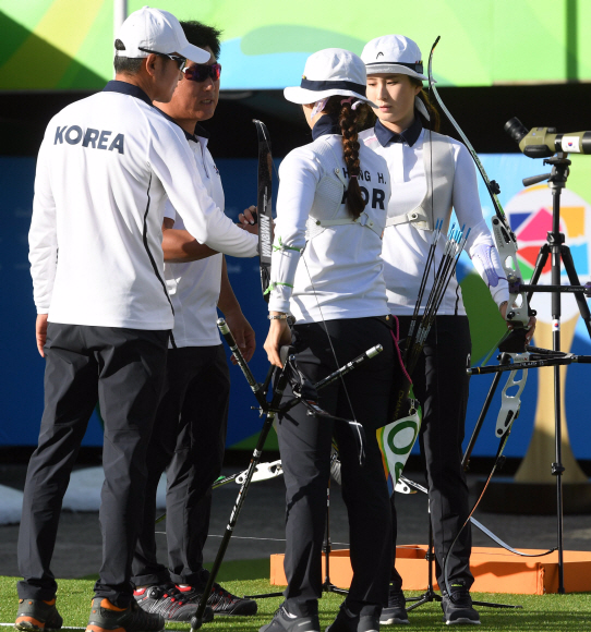 여자양궁 대표팀 장혜진(왼쪽)과 기보배가 11일 오후(현지시간) 브라질 리우데자네이루 마라카낭 삼보드로무 양궁장에서 열린 2016 리우 올림픽 양궁 여자 개인전 준결승전에서 경기 전 함께 파이팅을 외치고 있다. 장혜진이 승리하며 결승에 진출했다. /2016.8.11/리우데자네이루=올림픽사진공동취재단