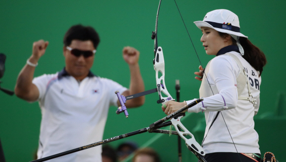 양궁대표팀 기보배가 11일 (현지시간) 브라질 리우데자네이루 마라카낭 삼보드로무 양궁장에서 열린 2016 리우올림픽 양궁 여자 개인전에서 동메달을 획득하고 있다./2016.8.11/ 리우데자네이루=올림픽사진공동취재단
