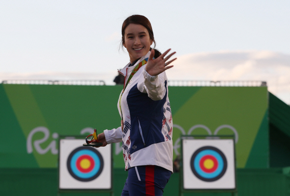 여자양궁 기보배가 11일 오후(현지시간) 브라질 리우데자네이루 마라카낭 삼보드로무 양궁장에서 열린 2016 리우 올림픽 양궁 여자 개인전 결승에서 동메달을 목에 걸고 경기장을 나가며 기자들을 향해 손을 흔들고 있다./2016.8.11/리우데자네이루=올림픽사진공동취재단