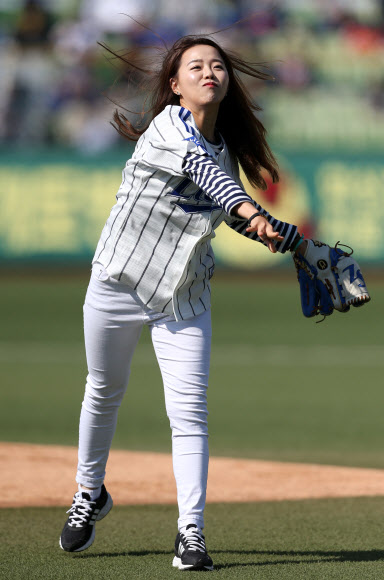 ‘올림픽 양궁 2관왕’ 장혜진 시구