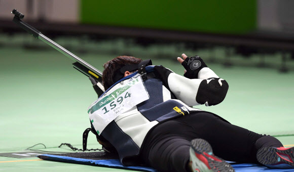 한국 사격대표팀 김종현이 12일 브라질 리우데자이루 데오도루 올림픽 슈팅센터에서 진행된 남자 50m 소총 복사 결선에서 사격 자세를 취하기 전에 손을 들어 인사하고 있다.  리우데자네이루 올림픽사진공동취재단 