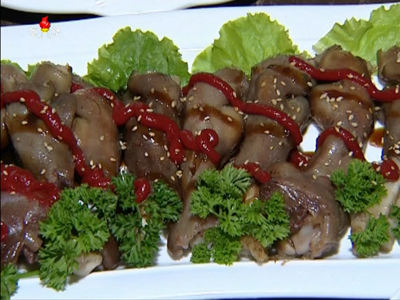 북한 주민들에게 복날 가장 인기 있는 보양식은 단고기(개고기)다. 북한은 본격적인 더위가 시작된 지난 6월 말부터 말복을 하루 앞둔 15일까지 약 한 달 반 동안 총 7건의 단고기를 소개하는 보도를 했다. 사진은 조선중앙TV가 소개한 평양 신흥단고기집에서 판매하고 있는 단고기장(보신탕)과 개고기로 만든 수육을 평양주민들이 먹고 있는 모습.  연합뉴스