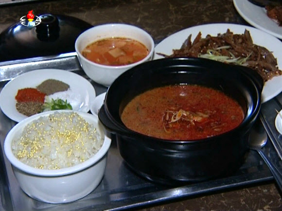 북한 주민들에게 복날 가장 인기 있는 보양식은 단고기(개고기)다. 북한은 본격적인 더위가 시작된 지난 6월 말부터 말복을 하루 앞둔 15일까지 약 한 달 반 동안 총 7건의 단고기를 소개하는 보도를 했다. 사진은 조선중앙TV가 소개한 평양 신흥단고기집에서 판매하고 있는 단고기장(보신탕)과 개고기로 만든 수육을 평양주민들이 먹고 있는 모습.   연합뉴스