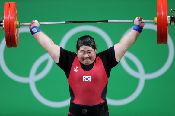 한국 여자 역도 이희솔이 14일 오후 (현지시간) 브라질 리우데자네이루 리우센트루 파빌리온2에서 열린 2016리우올림픽 역도 여자 75kg 이상급에서 경기를 펼치고 있다. 이희솔은 인상 122㎏, 용상 153㎏, 합계 275㎏을 들어 5위를 기록했다.  리우데자네이루=올림픽사진공동취재단