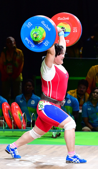 역도 여자 75kg 이상 경기가 14일 오후(현지시간) 브라질 리우데자네이루 리우센트루 파빌리온2 경기장에서 열린 가운데 북한 김국향 선수가 용상 175kg에 도전하고 있다. 리우데자네이루=올림픽사진공동취재단