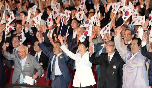 박근혜 대통령이 15일 세종문화회관에서 열린 제71주년 광복절 경축식에서 참석자들과 함께 만세삼창을 하고 있다. 연합뉴스