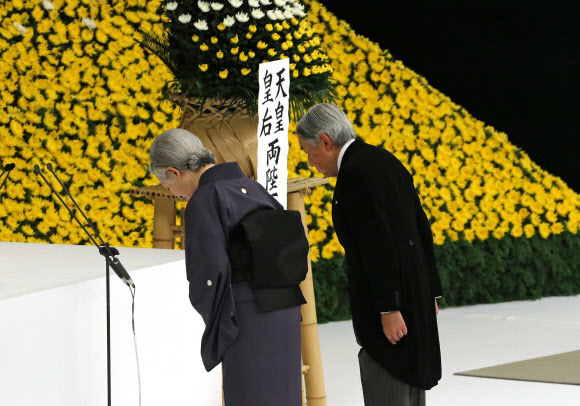 아키히토(오른쪽) 일왕과 미치코 왕비가 15일 일본 도쿄 지요다구 부도칸에서 열린 전국전몰자추도식에서 희생자들에게 머리를 숙여 참배하고 있다. 도쿄 AP 연합뉴스