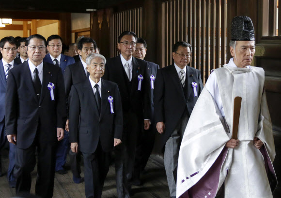 15일 태평양전쟁의 전범들이 합사된 일본 도쿄의 야스쿠니신사에 참배하기 위해 신관을 따라가는 일본 의원들. 도쿄 EPA 연합뉴스