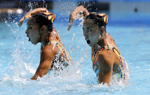 일본의 Yukiko Inui와 Risako Mitsui가 15일(현지시간) 2016 브라질 리우데자네이루 올림픽 Maria Lenk Aquatic Center 열린 싱크로나이즈드 스위밍 듀엣 테크니컬 루틴 예선전에서 경기를 치르고 있다. AP 연합뉴스 