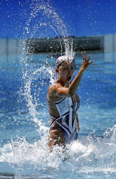 중국의 Huang Xuechen과 Sun Wenyan이 15일(현지시간) 2016 브라질 리우데자네이루 올림픽 Maria Lenk Aquatic Center 열린 싱크로나이즈드 스위밍 듀엣 테크니컬 루틴 예선전에서 경기를 치르고 있다. AP 연합뉴스 