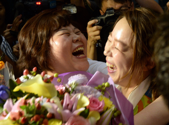 16일 인천국제공항을 통해 귀국한 장혜진 양궁 올림픽대표팀 선수가 고모와 만나 밝은 표정을 짓고 있다. 2016.8.16 박지환기자 popocar@seoul.co.kr