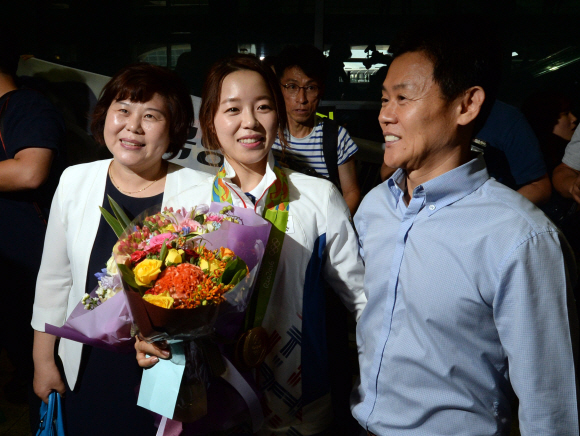 16일 인천국제공항을 통해 귀국한 장혜진 양궁 올림픽대표팀 선수가 아버지와 고모를 만나 밝은 표정을 짓고 있다. 2016.8.16 박지환 기자 popocar@seoul.co.kr