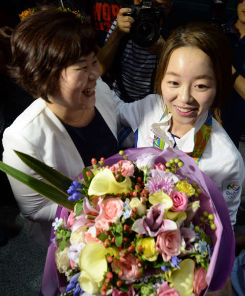 16일 인천국제공항을 통해 귀국한 장혜진 양궁 올림픽대표팀 선수가 고모와 만나 밝은 표정을 짓고 있다. 2016.8.16 박지환 기자 popocar@seoul.co.kr
